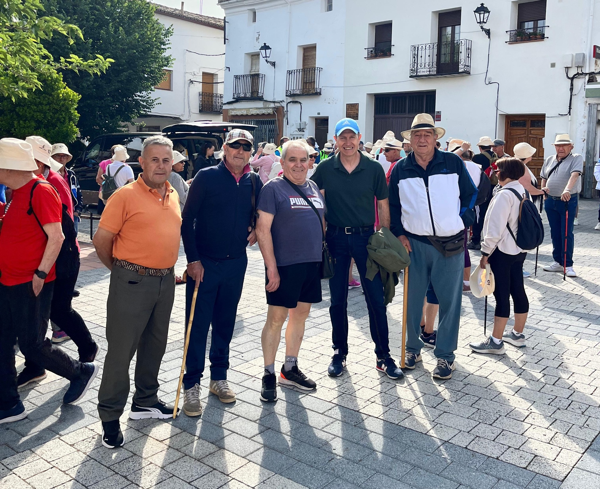 Socios de la Asociación de Jubilados de Pareja durante un encuentro en una calle del pueblo