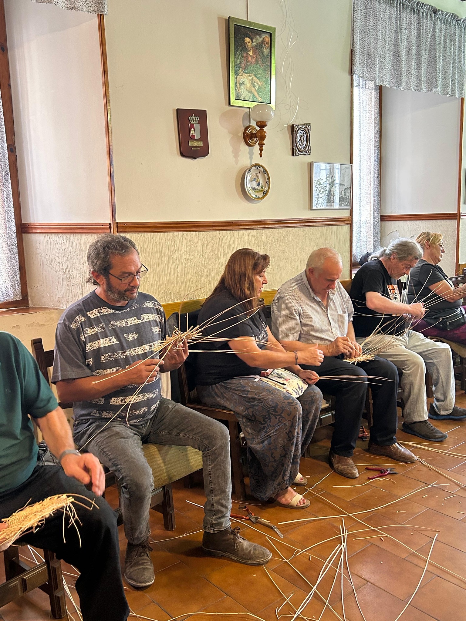 Socios realizando un taller de artesanía en la asociación de jubilados de Pareja