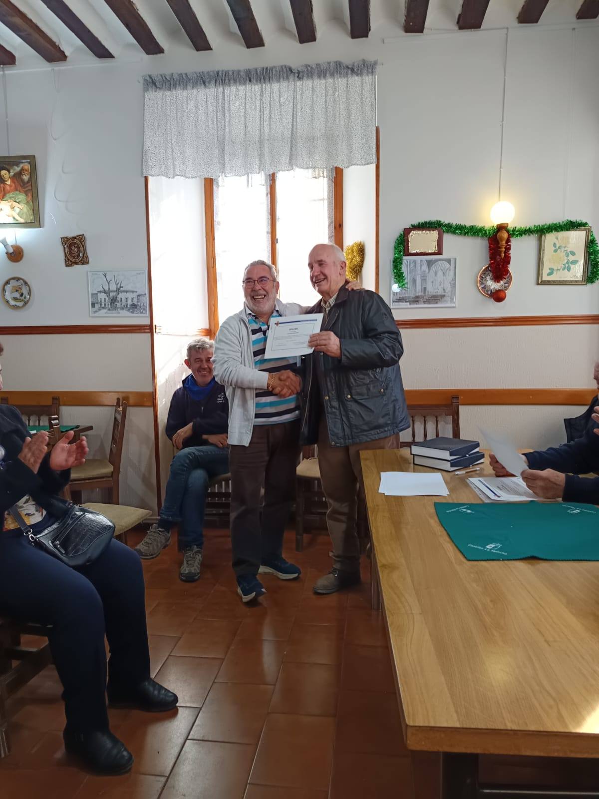Entrega de diploma en la Asociación de jubilados de Pareja
