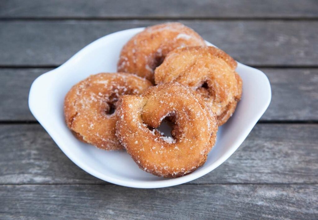 Rosquillas de San Isidro tradicionales, dulces típicos preparados por la Asociación de Jubilados de Pareja
