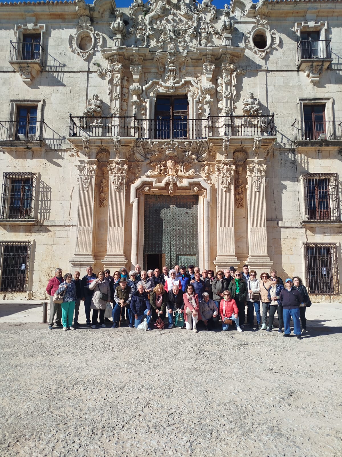 Socios de la asociación de jubilados y pensionistas de Pareja en una excursión al Monasterio de Uclés (Cuenca)